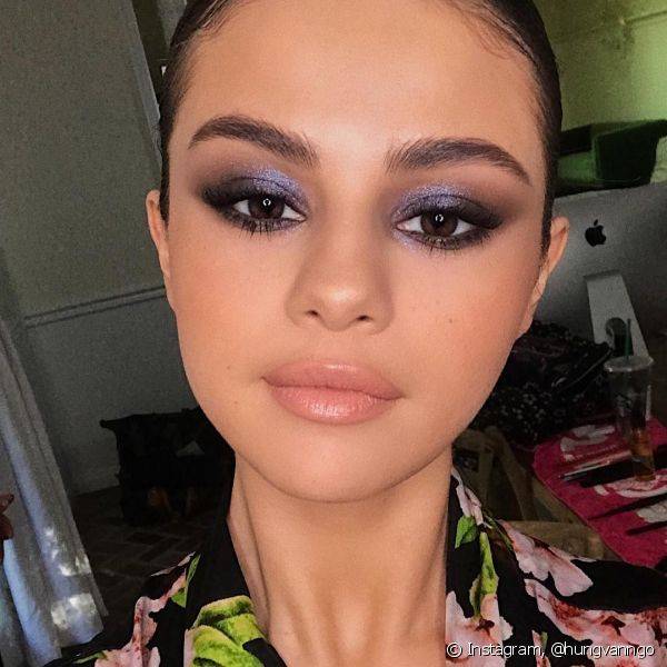 Selena Gomez apostou na sombra lil?s com pigmentos prateados na primeira metade das p?lpebras, combinando a cor com um esfumado preto no canto externo (Foto: Instagram @hungvanngo)